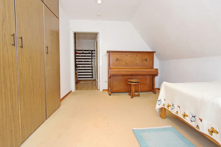 Immobilienangebot - Wedel - Haus_Wohnung - PROVISIONSFREI - Geräumiges Einfamilienhaus mit ELW & Garage auf großzügigem Grundstück in Wedel