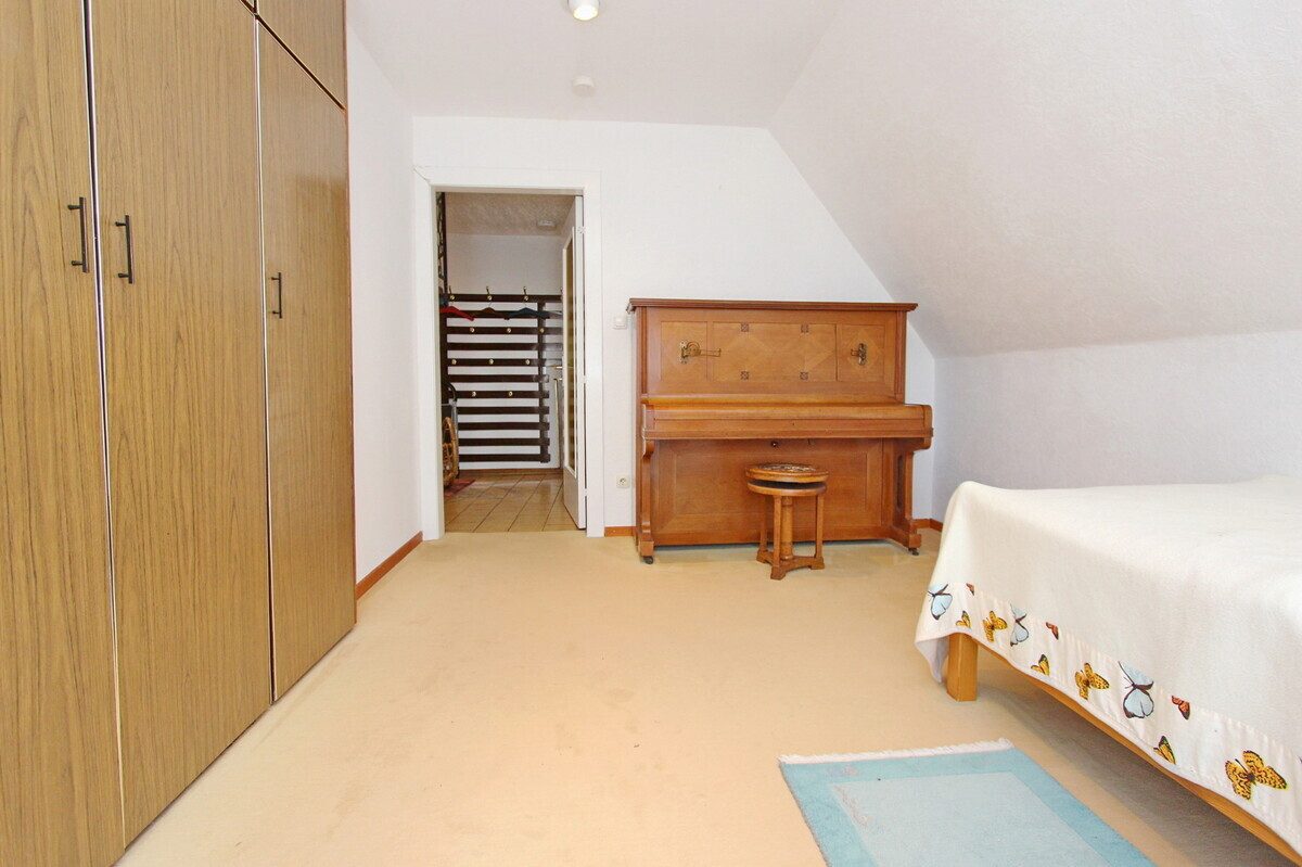 Immobilienangebot - Wedel - Haus_Wohnung - PROVISIONSFREI - Geräumiges Einfamilienhaus mit ELW & Garage auf großzügigem Grundstück in Wedel