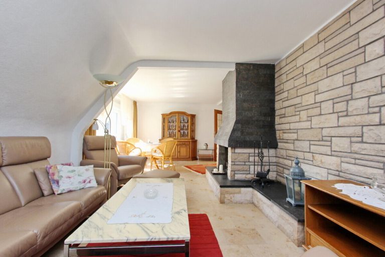 Immobilienangebot - Wedel - Haus_Wohnung - PROVISIONSFREI - Geräumiges Einfamilienhaus mit ELW & Garage auf großzügigem Grundstück in Wedel