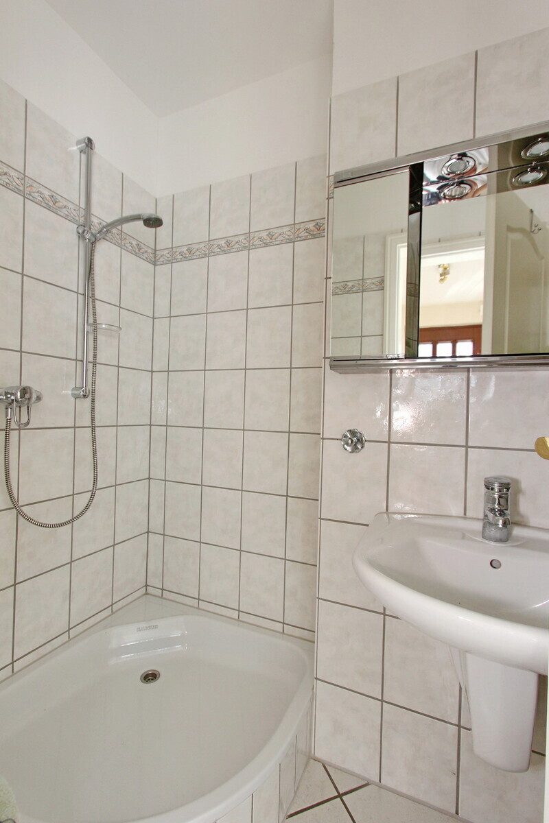 Immobilienangebot - Wedel - Haus_Wohnung - PROVISIONSFREI - Geräumiges Einfamilienhaus mit ELW & Garage auf großzügigem Grundstück in Wedel
