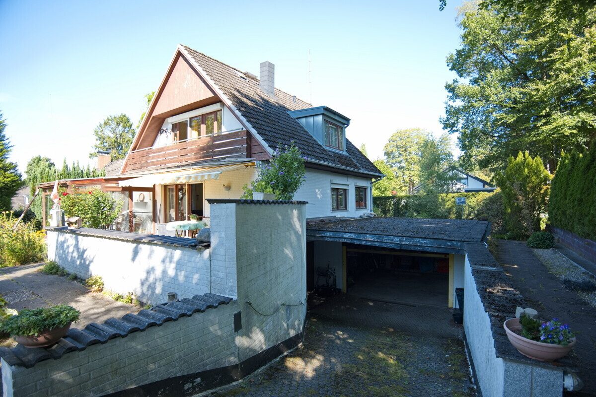 Immobilienangebot - Hamburg - Haus_Wohnung - Einfamilienhaus auf großem Baugrundstück in hinterer Bebauung in Hamburg-Duvenstedt