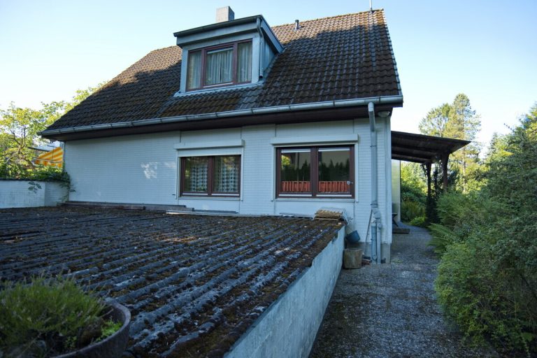 Immobilienangebot - Hamburg - Haus_Wohnung - Einfamilienhaus auf großem Baugrundstück in hinterer Bebauung in Hamburg-Duvenstedt