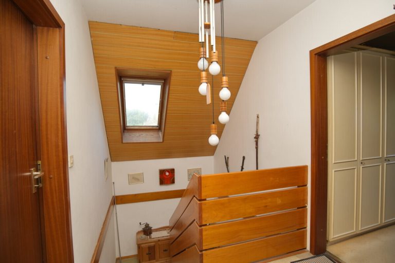 Immobilienangebot - Hamburg - Haus_Wohnung - Einfamilienhaus auf großem Baugrundstück in hinterer Bebauung in Hamburg-Duvenstedt