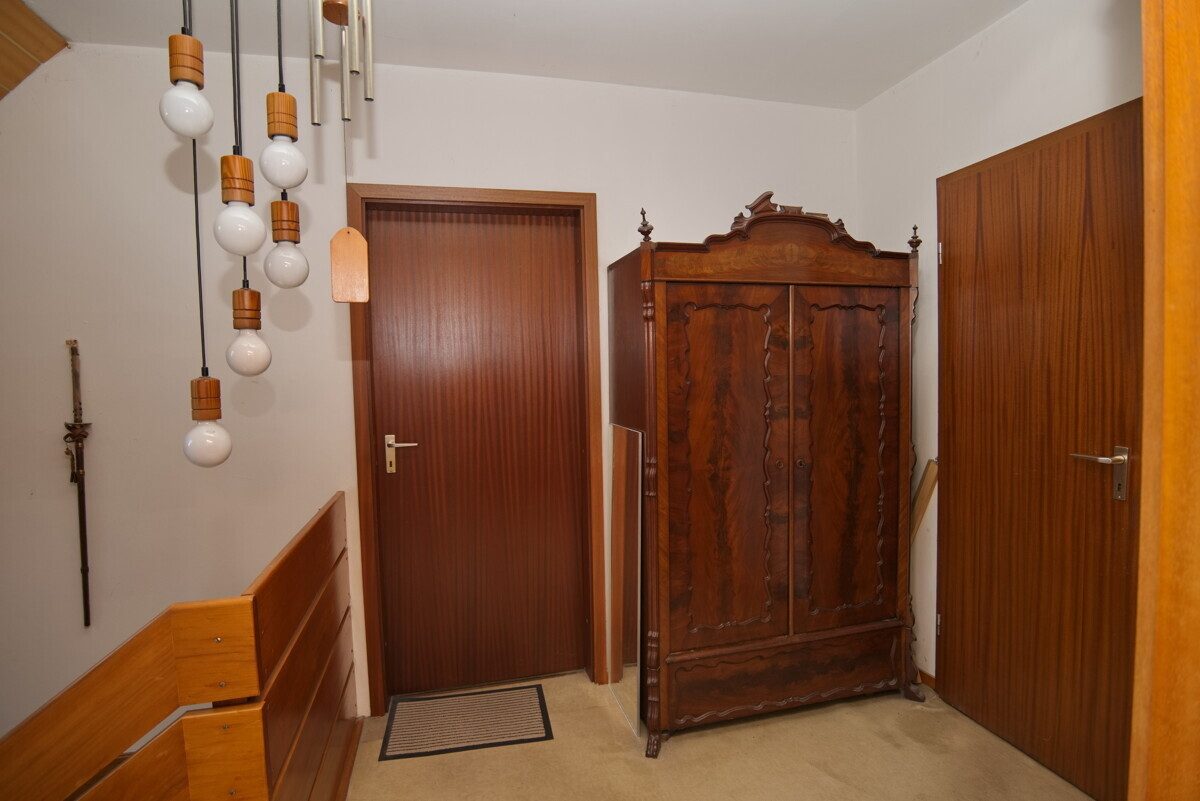 Immobilienangebot - Hamburg - Haus_Wohnung - Einfamilienhaus auf großem Baugrundstück in hinterer Bebauung in Hamburg-Duvenstedt