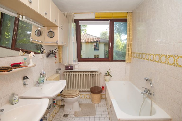 Immobilienangebot - Hamburg - Haus_Wohnung - Einfamilienhaus auf großem Baugrundstück in hinterer Bebauung in Hamburg-Duvenstedt