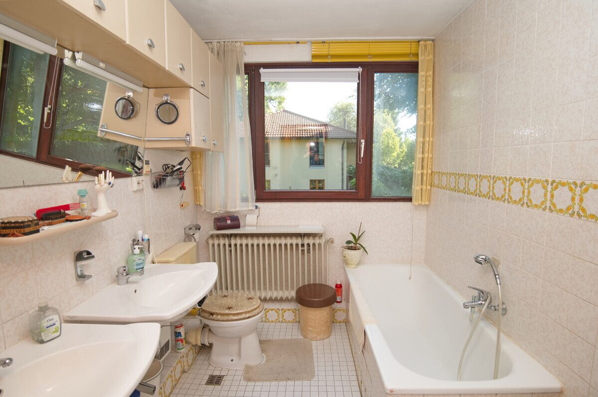 Immobilienangebot - Hamburg - Haus_Wohnung - Einfamilienhaus auf großem Baugrundstück in hinterer Bebauung in Hamburg-Duvenstedt
