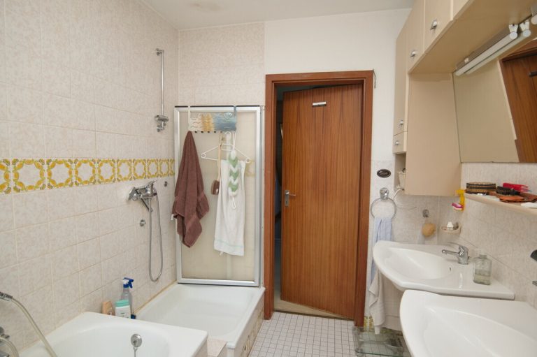 Immobilienangebot - Hamburg - Haus_Wohnung - Einfamilienhaus auf großem Baugrundstück in hinterer Bebauung in Hamburg-Duvenstedt
