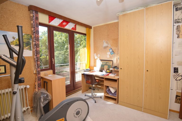 Immobilienangebot - Hamburg - Haus_Wohnung - Einfamilienhaus auf großem Baugrundstück in hinterer Bebauung in Hamburg-Duvenstedt