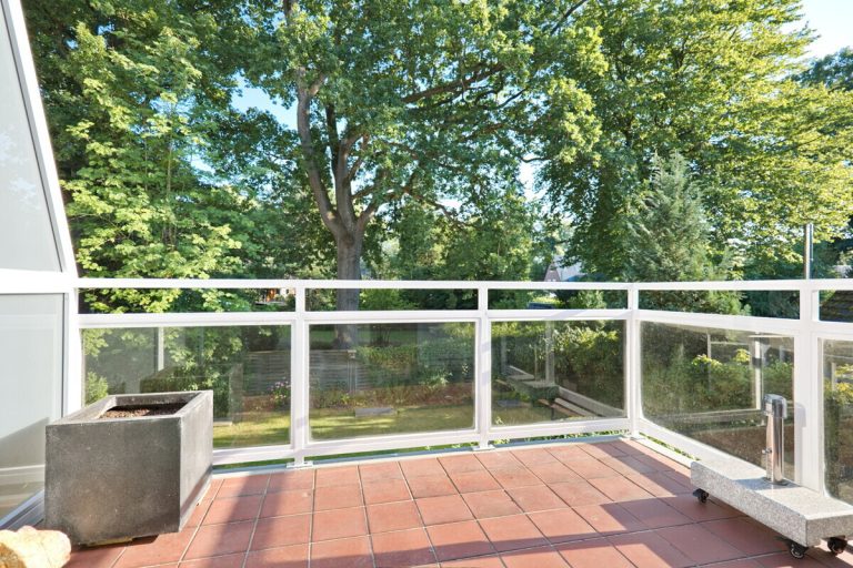 Immobilienangebot - Hamburg - Haus_Wohnung - Attraktive 2-Zimmer-Eigentumswohnung mit Balkon und Tiefgaragen-Stellplatz in Hamburg-Volksdorf