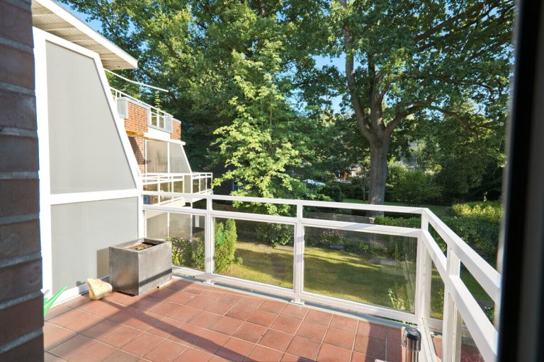 Immobilienangebot - Hamburg - Haus_Wohnung - Attraktive 2-Zimmer-Eigentumswohnung mit Balkon und Tiefgaragen-Stellplatz in Hamburg-Volksdorf