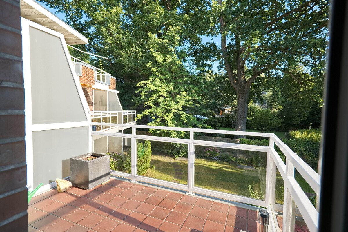 Immobilienangebot - Hamburg - Haus_Wohnung - Attraktive 2-Zimmer-Eigentumswohnung mit Balkon und Tiefgaragen-Stellplatz in Hamburg-Volksdorf