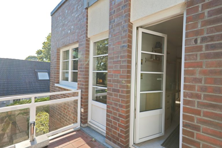 Immobilienangebot - Hamburg - Haus_Wohnung - Attraktive 2-Zimmer-Eigentumswohnung mit Balkon und Tiefgaragen-Stellplatz in Hamburg-Volksdorf