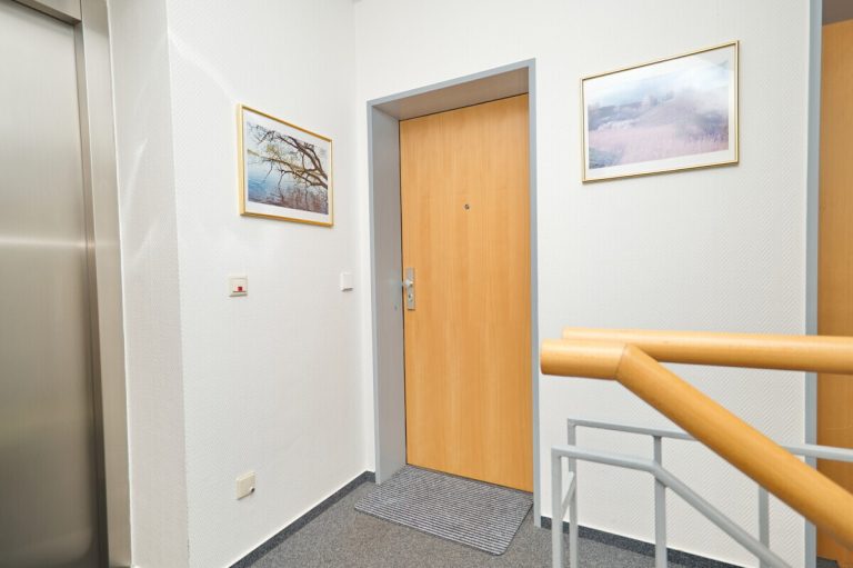 Immobilienangebot - Hamburg - Haus_Wohnung - Attraktive 2-Zimmer-Eigentumswohnung mit Balkon und Tiefgaragen-Stellplatz in Hamburg-Volksdorf