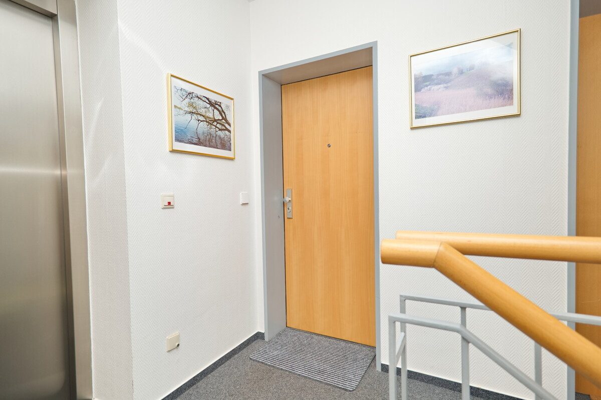 Immobilienangebot - Hamburg - Haus_Wohnung - Attraktive 2-Zimmer-Eigentumswohnung mit Balkon und Tiefgaragen-Stellplatz in Hamburg-Volksdorf