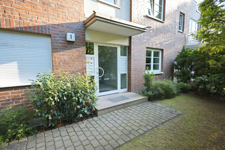 Immobilienangebot - Hamburg - Haus_Wohnung - Attraktive 2-Zimmer-Eigentumswohnung mit Balkon und Tiefgaragen-Stellplatz in Hamburg-Volksdorf