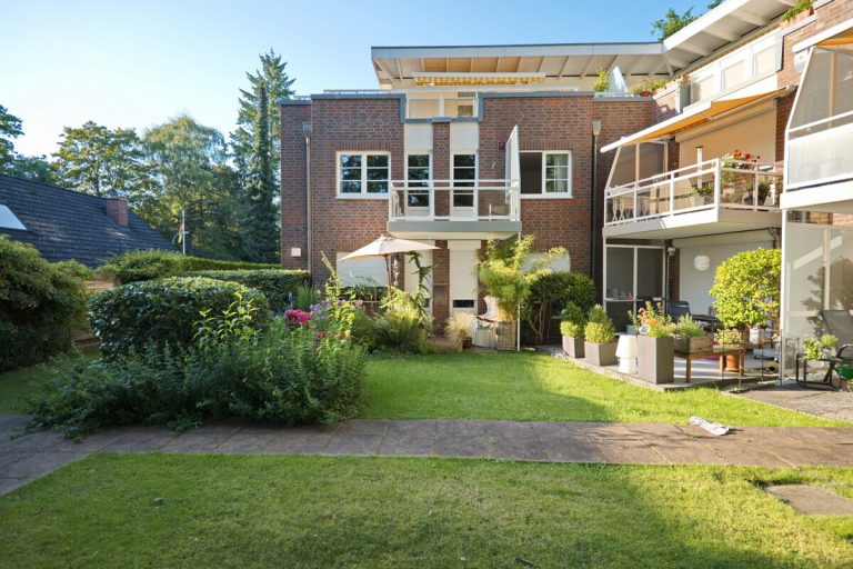 Immobilienangebot - Hamburg - Haus_Wohnung - Attraktive 2-Zimmer-Eigentumswohnung mit Balkon und Tiefgaragen-Stellplatz in Hamburg-Volksdorf