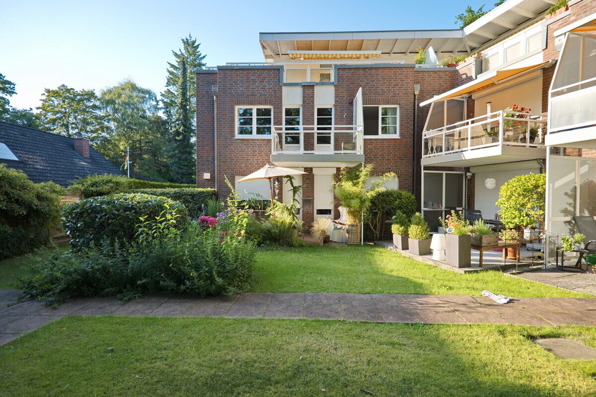 Immobilienangebot - Hamburg - Haus_Wohnung - Attraktive 2-Zimmer-Eigentumswohnung mit Balkon und Tiefgaragen-Stellplatz in Hamburg-Volksdorf