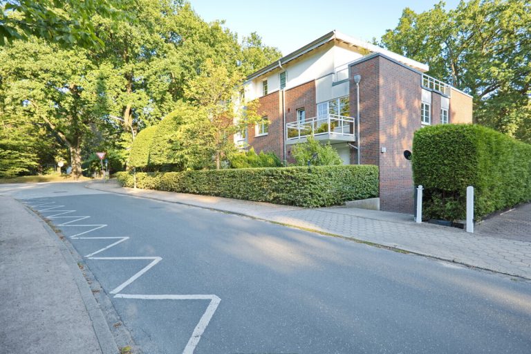 Immobilienangebot - Hamburg - Haus_Wohnung - Attraktive 2-Zimmer-Eigentumswohnung mit Balkon und Tiefgaragen-Stellplatz in Hamburg-Volksdorf
