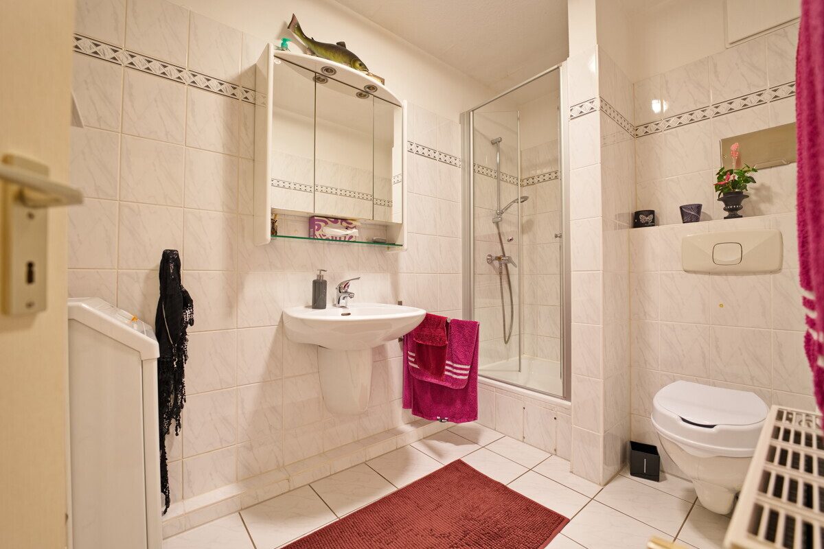 Badezimmer Immobilienangebot - Henstedt-Ulzburg - Haus_Wohnung - In Henstedt-Ulzburg - Vermietete 2 Zi.Wohnung mit TG-Stellplatz als Kapitalanlage