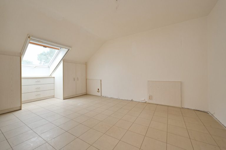 Immobilienangebot - Uetersen - Haus_Wohnung - Dachgeschosswohnung mit Stellplatz in ruhiger Lage von Uetersen