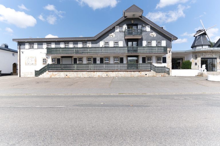 Immobilienangebot - Sievershütten - Haus_Wohnung - Traumhaftes Anwesen mit Gewerbeflächen und Wohneinheiten