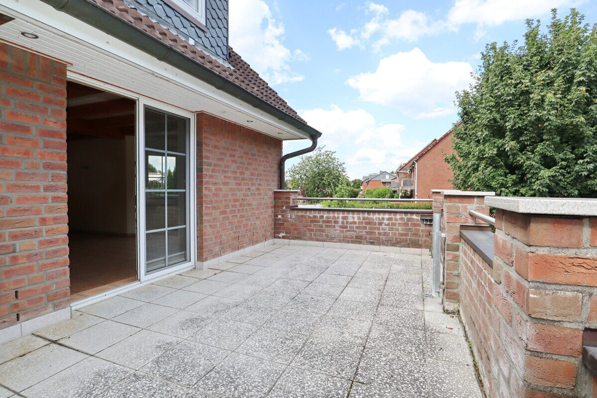 Immobilienangebot - Appen - Haus_Wohnung - Nachmieter aufgepasst: Großzügige Maisonettewohnung mit Gartenanteil und Dachterrasse in Appen