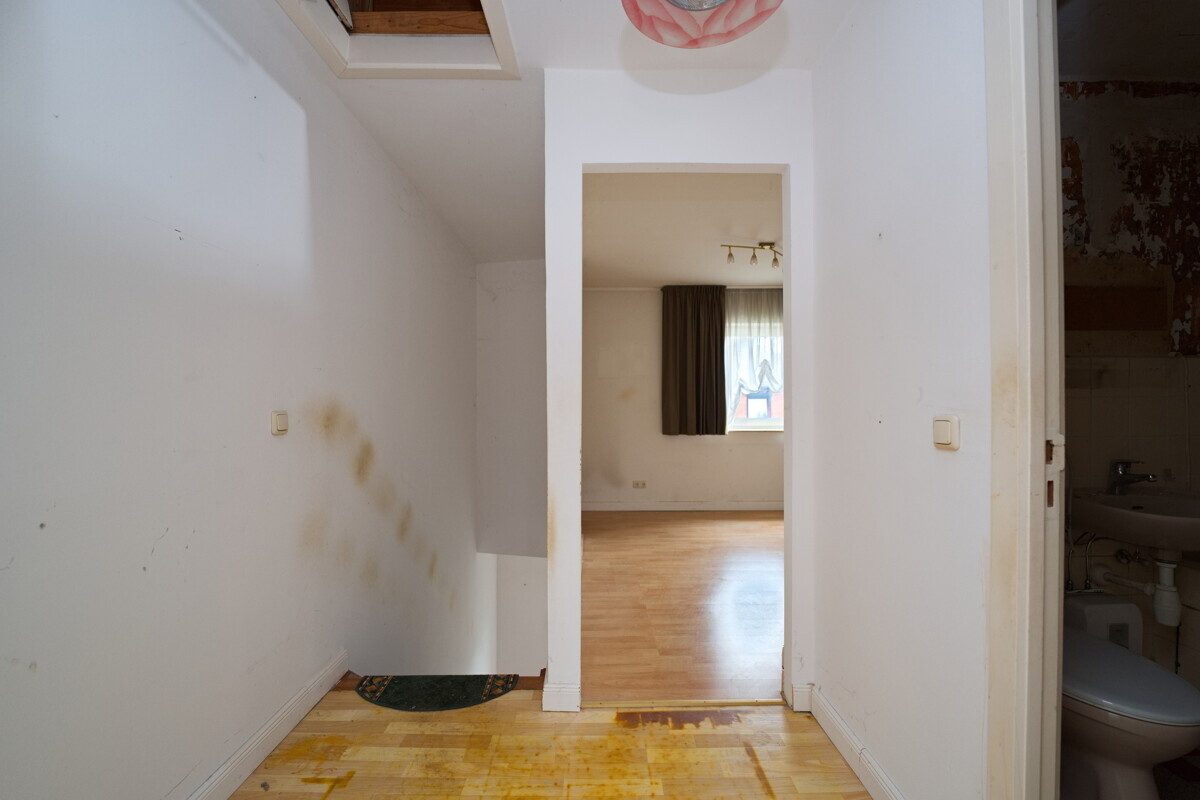 Flur OG Immobilienangebot - Hamburg - Haus_Wohnung - Mittelreihenhaus mit praktischem Grundriss und Sanierungspotenzial in Hamburg-Bramfeld