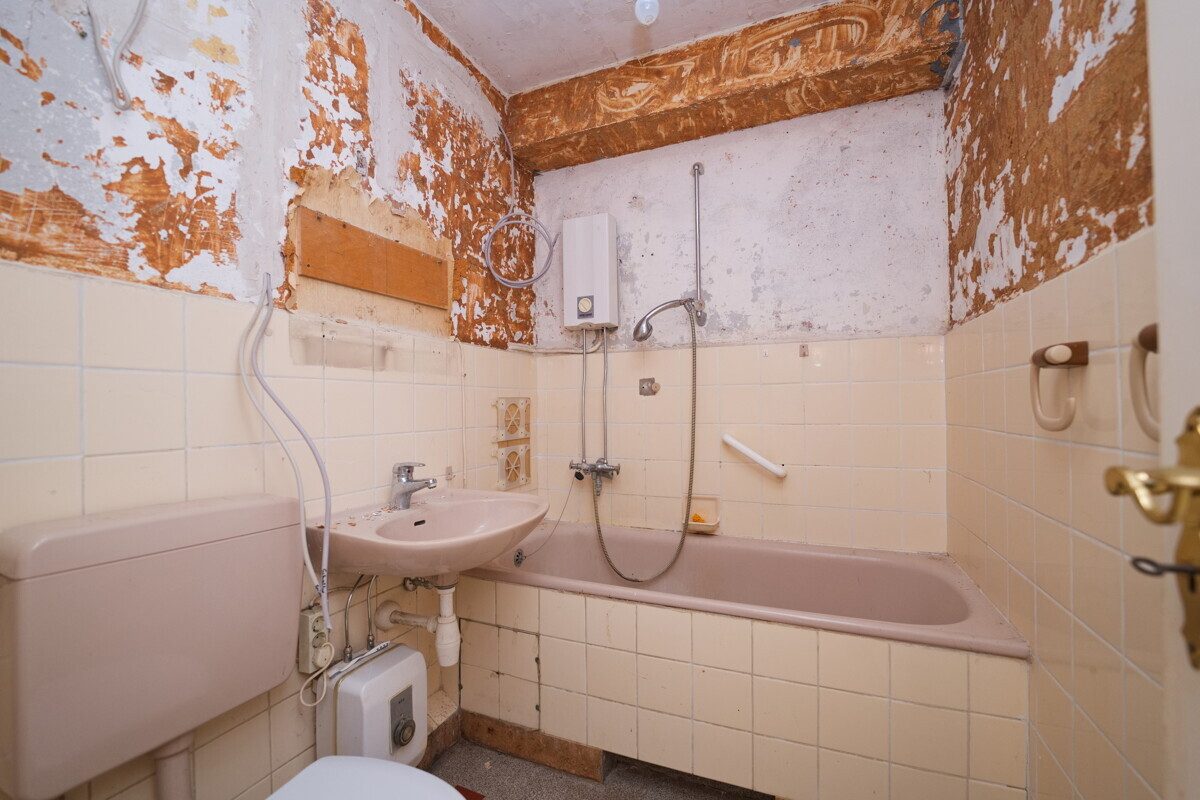 Badezimmer Immobilienangebot - Hamburg - Haus_Wohnung - Mittelreihenhaus mit praktischem Grundriss und Sanierungspotenzial in Hamburg-Bramfeld