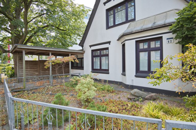Immobilienangebot - Hamburg - Haus_Wohnung - Gepflegtes Einfamilienhaus mit Einliegerwohnung und Carport in Hamburg-Bramfeld