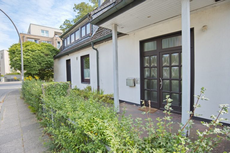 Immobilienangebot - Hamburg - Haus_Wohnung - Gepflegtes Einfamilienhaus mit Einliegerwohnung und Carport in Hamburg-Bramfeld