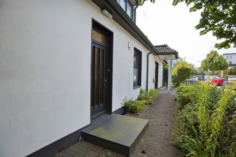 Immobilienangebot - Hamburg - Haus_Wohnung - Gepflegtes Einfamilienhaus mit Einliegerwohnung und Carport in Hamburg-Bramfeld