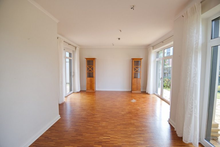 Immobilienangebot - Hamburg - Haus_Wohnung - Gepflegtes Einfamilienhaus mit Einliegerwohnung und Carport in Hamburg-Bramfeld