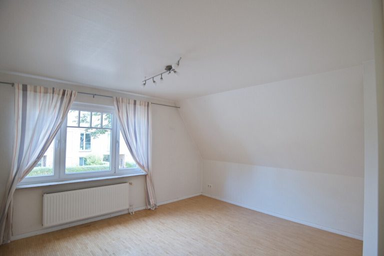 Immobilienangebot - Hamburg - Haus_Wohnung - Gepflegtes Einfamilienhaus mit Einliegerwohnung und Carport in Hamburg-Bramfeld