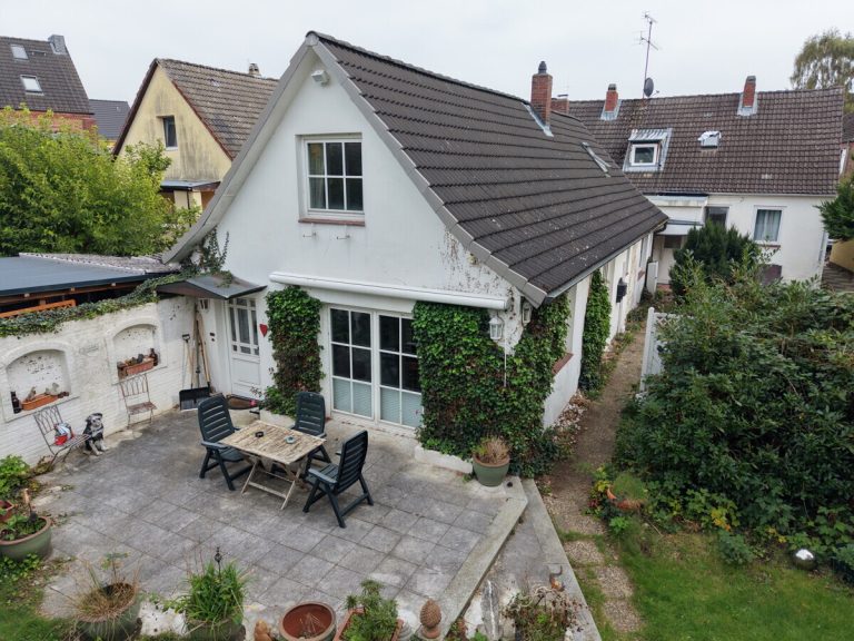 Immobilienangebot - Uetersen - Haus_Wohnung - Zweifamilienhaus mit vielseitigen Nutzungsmöglichkeiten und großzügigem Grundstück in Uetersen