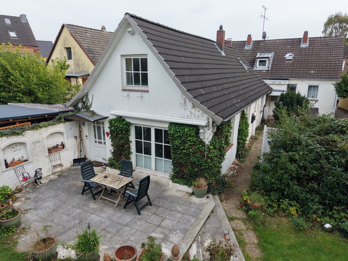 Immobilienangebot - Uetersen - Haus_Wohnung - Zweifamilienhaus mit vielseitigen Nutzungsmöglichkeiten und großzügigem Grundstück in Uetersen