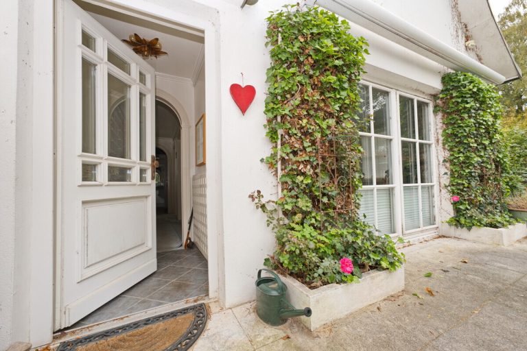 Immobilienangebot - Uetersen - Haus_Wohnung - Zweifamilienhaus mit vielseitigen Nutzungsmöglichkeiten und großzügigem Grundstück in Uetersen