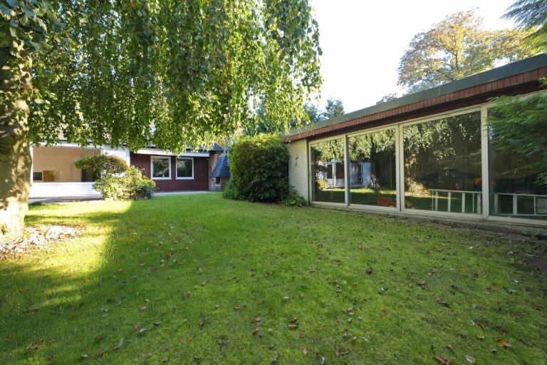 Immobilienangebot - Quickborn - Haus_Wohnung - Einfamilienhaus mit Vollkeller, Garage und Schwimmbad und Gestaltungspotenzial in Quickborn