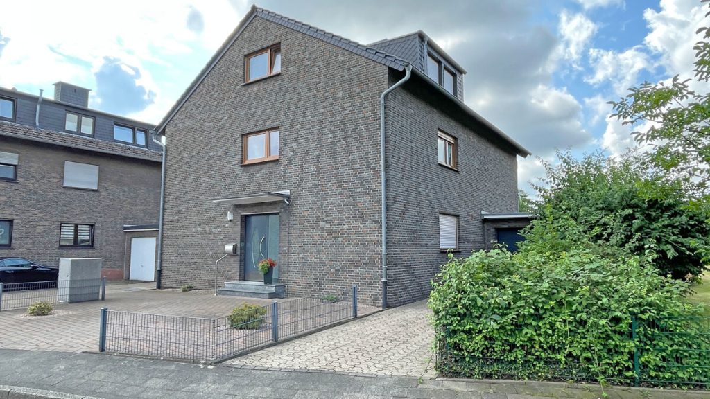 Volksbank Immobilien Niederrhein GmbH - Immobilienangebot - Duisburg / Bergheim - Alle - Geräumiges Dreifamilienhaus in Duisburg-Bergheim: Perfekte Gelegenheit für vielseitige Wohnmöglichkeiten an der Stadtgrenze zu Schwafheim!