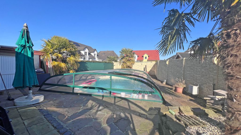 Volksbank Immobilien Niederrhein GmbH - Immobilienangebot - Kamp-Lintfort / Hoerstgen - Alle - Einfamilienhaus in Hoerstgen: viel Platz für die Familie, großer Garten mit Pool & Garagen in ruhiger Lage!