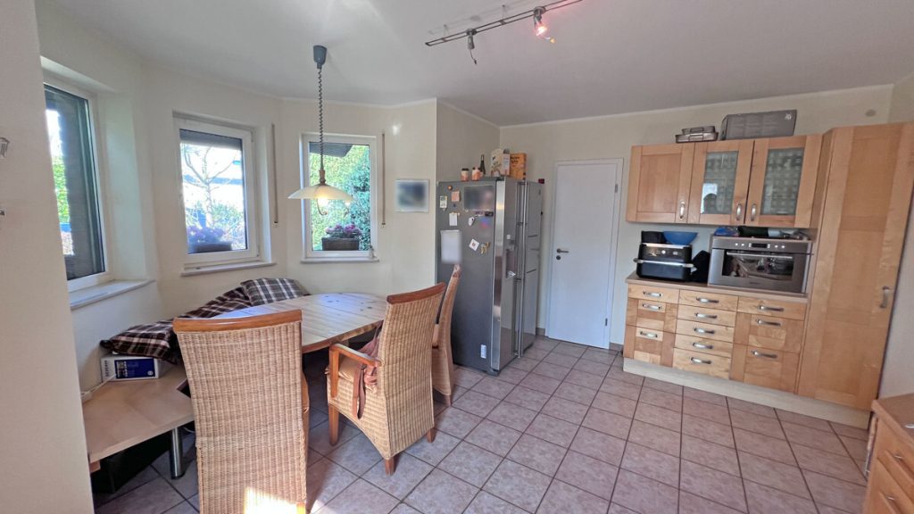 Volksbank Immobilien Niederrhein GmbH - Immobilienangebot - Kamp-Lintfort / Hoerstgen - Alle - Einfamilienhaus in Hoerstgen: viel Platz für die Familie, großer Garten mit Pool & Garagen in ruhiger Lage!