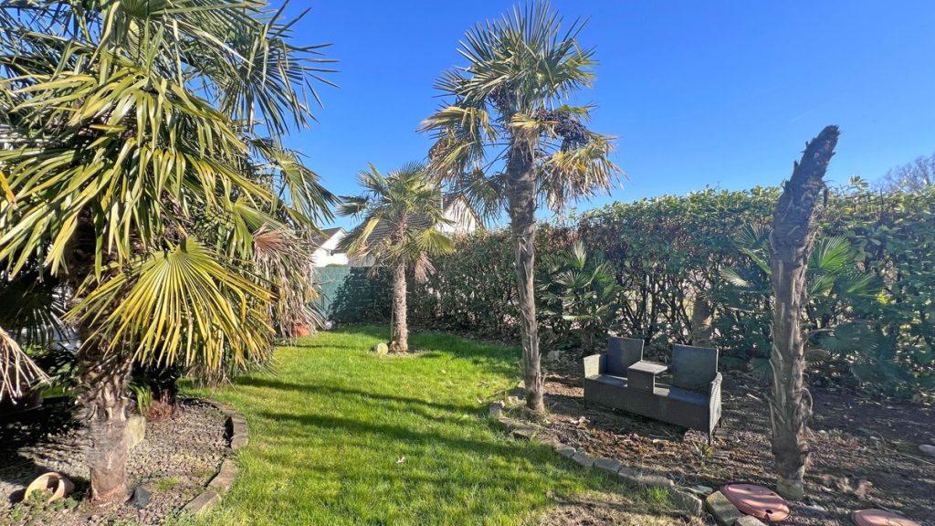 Volksbank Immobilien Niederrhein GmbH - Immobilienangebot - Kamp-Lintfort / Hoerstgen - Alle - Einfamilienhaus in Hoerstgen: viel Platz für die Familie, großer Garten mit Pool & Garagen in ruhiger Lage!