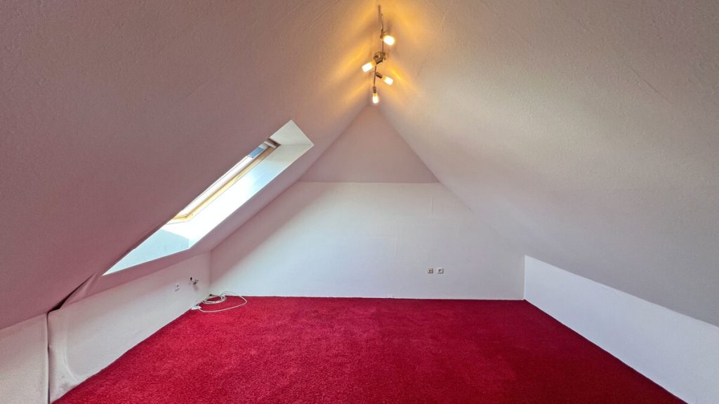 Volksbank Immobilien Niederrhein GmbH - Immobilienangebot - Kamp-Lintfort / Hoerstgen - Alle - Einfamilienhaus in Hoerstgen: viel Platz für die Familie, großer Garten mit Pool & Garagen in ruhiger Lage!