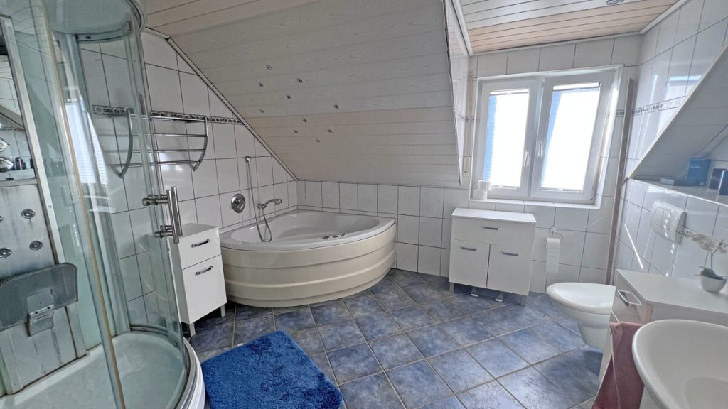 Volksbank Immobilien Niederrhein GmbH - Immobilienangebot - Kamp-Lintfort / Hoerstgen - Alle - Einfamilienhaus in Hoerstgen: viel Platz für die Familie, großer Garten mit Pool & Garagen in ruhiger Lage!