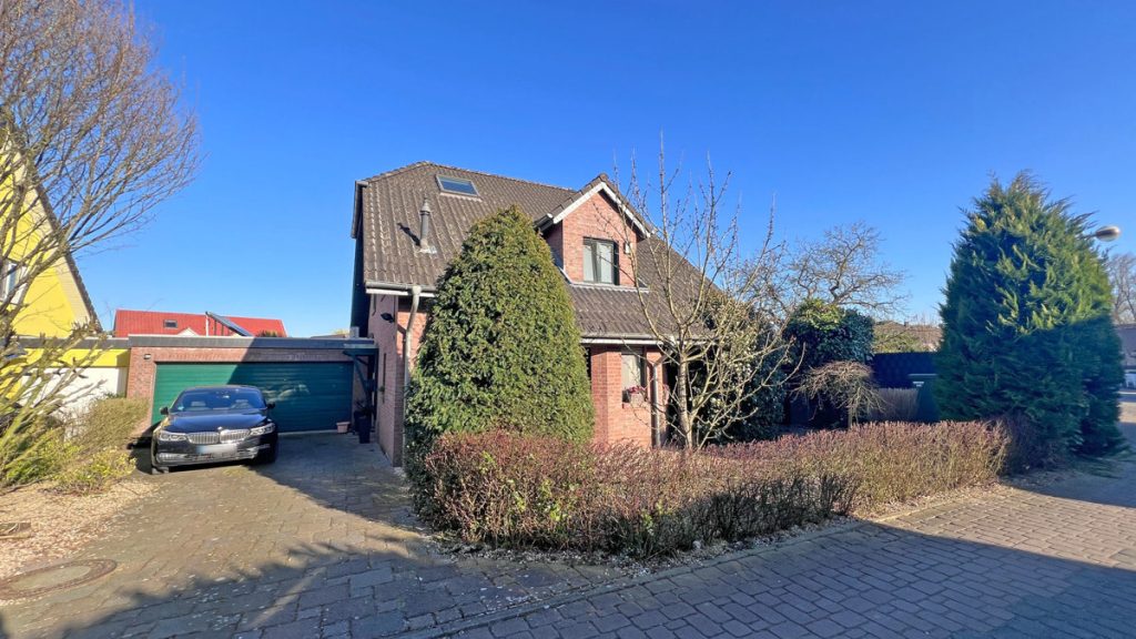 Volksbank Immobilien Niederrhein GmbH - Immobilienangebot - Kamp-Lintfort / Hoerstgen - Alle - Einfamilienhaus in Hoerstgen: viel Platz für die Familie, großer Garten mit Pool & Garagen in ruhiger Lage!