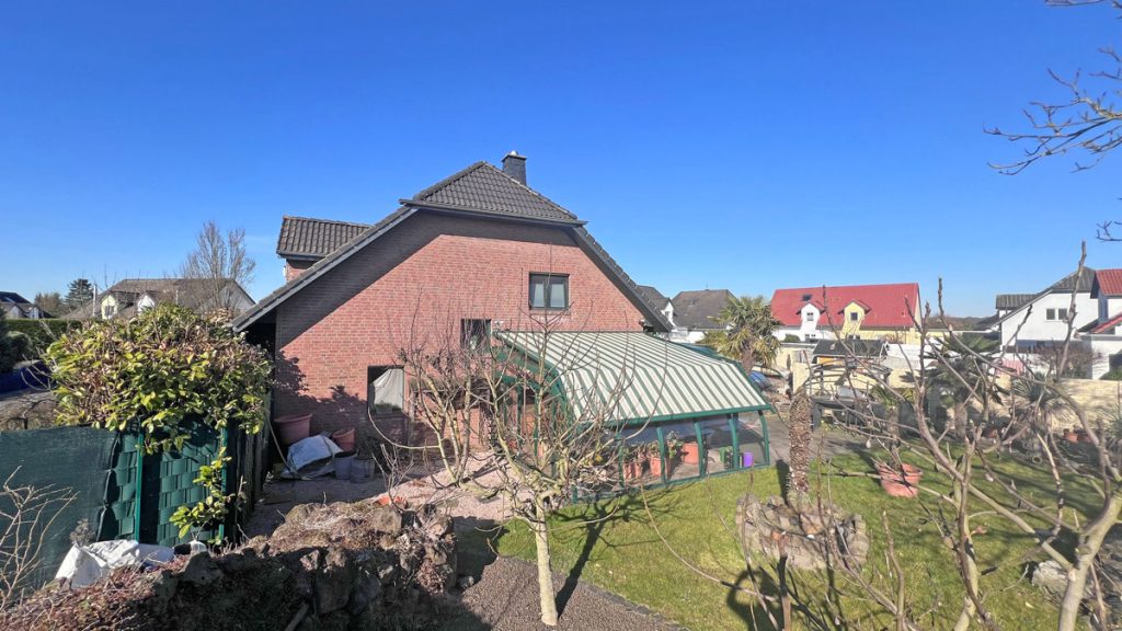 Volksbank Immobilien Niederrhein GmbH - Immobilienangebot - Kamp-Lintfort / Hoerstgen - Alle - Einfamilienhaus in Hoerstgen: viel Platz für die Familie, großer Garten mit Pool & Garagen in ruhiger Lage!