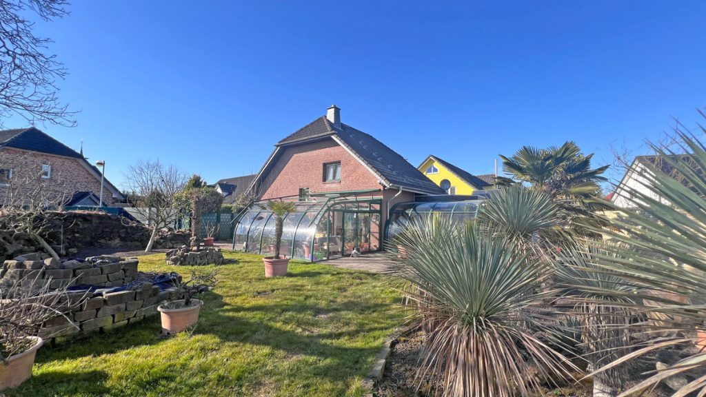 Volksbank Immobilien Niederrhein GmbH - Immobilienangebot - Kamp-Lintfort / Hoerstgen - Alle - Einfamilienhaus in Hoerstgen: viel Platz für die Familie, großer Garten mit Pool & Garagen in ruhiger Lage!