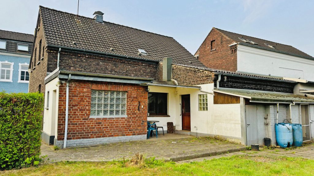 Volksbank Immobilien Niederrhein GmbH - Immobilienangebot - Moers - Alle - Großes Einfamilienhaus mit Optimierungsmöglichkeiten in Moers-Asberg