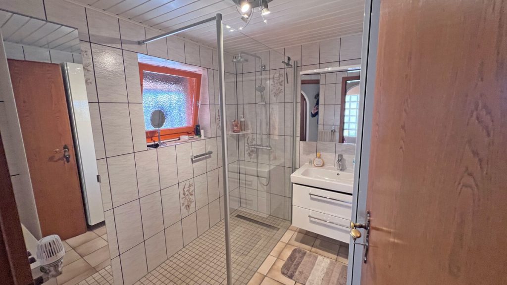 Volksbank Immobilien Niederrhein GmbH - Immobilienangebot - Kamp-Lintfort - Alle - Wohnen, wo es ruhig und grün ist – Haus mit vielen Möglichkeiten in Kamp-Lintfort-Niersenbruch!