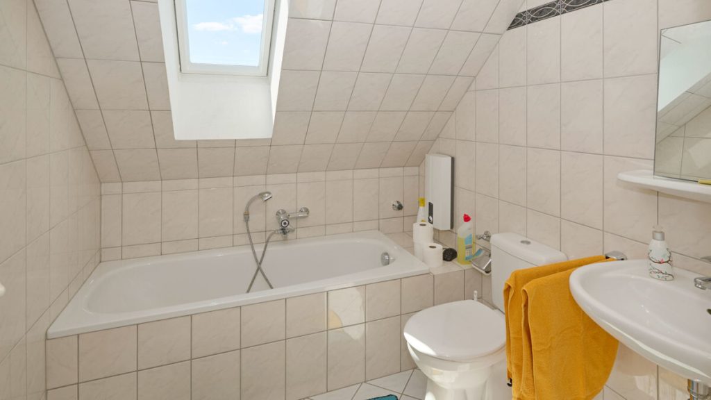 Volksbank Immobilien Niederrhein GmbH - Immobilienangebot - Düsseldorf - Alle - Über den Dächern von Düsseldorf-Pempelfort! Maisonettewohnung mit Aufzug und zwei Bädern!