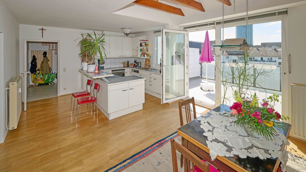 Volksbank Immobilien Niederrhein GmbH - Immobilienangebot - Düsseldorf - Alle - Über den Dächern von Düsseldorf-Pempelfort! Maisonettewohnung mit Aufzug und zwei Bädern!
